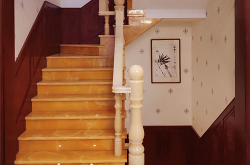 坦洲镇中式别墅室内汉白玉石楼梯的定制安装装饰效果